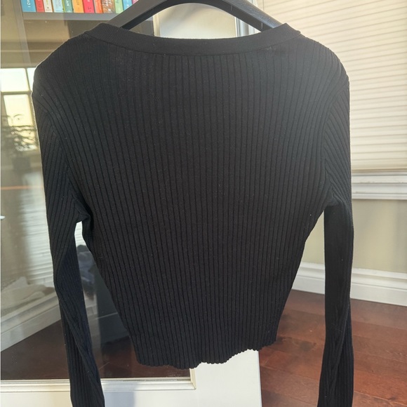 Chic cropped sweater w/snow leopard buttons - Picture 2 of 3